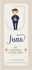 Traje de comunión inspirado en la Armada, en blanco con detalles dorados.